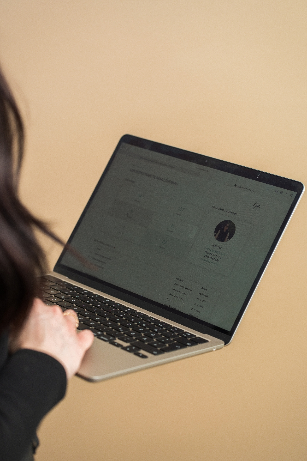 Objektreport auf einem Laptop — digitaler Eigentümerzugang